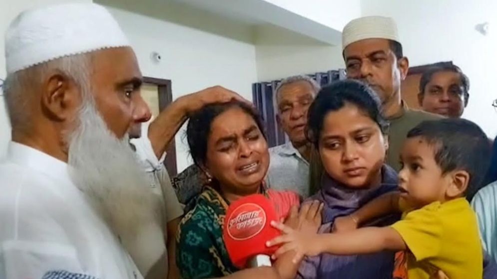 খুন হওয়া কাস্টমস কর্মকর্তার পরিবারের সঙ্গে এমপি মনিরুল হকের সাক্ষাৎ