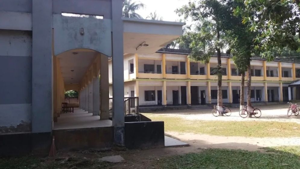 এসএসসি পরীক্ষায় মেয়েকে অনৈতিক সুবিধা, প্রধান শিক্ষকসহ গ্রেফতার ২