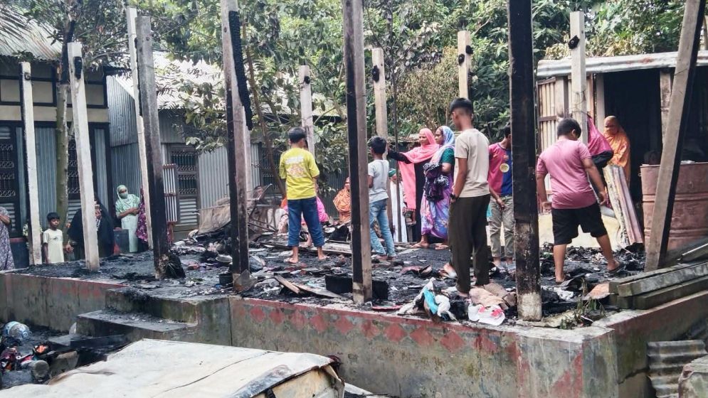 তিন সন্তানকে বাঁচিয়ে আগুনে পুড়ে মারা গেলেন স্বামী-স্ত্রী