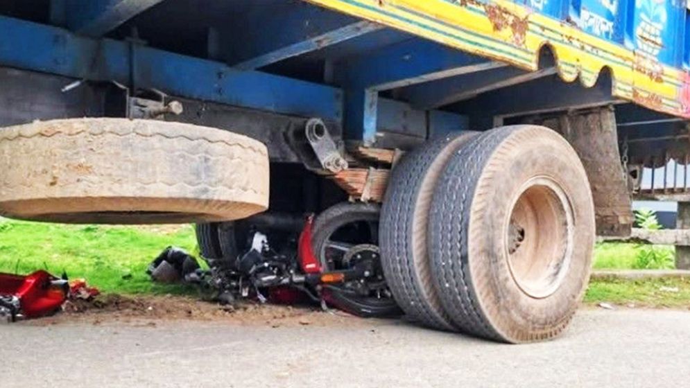 ট্রাকের চাকায় পিষ্ট এনজিও ম্যানেজার