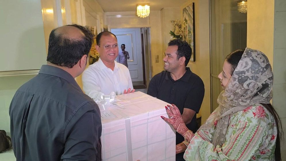 সেই নবদম্পতির জন্য উপহার পাঠালেন প্রধানমন্ত্রী