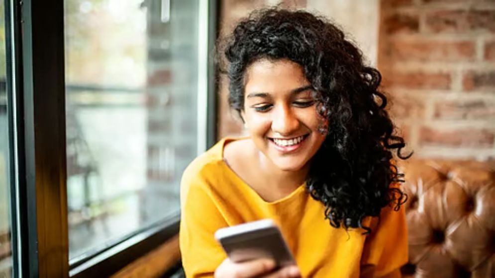 কোঁকড়ানো চুল মানেই বাড়তি যত্ন, যা করতে হবে