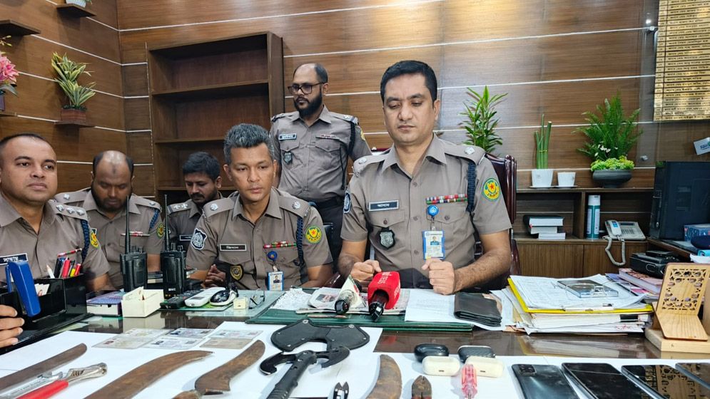 মোহাম্মদপুরে ছিনতাইকারীদের আক্রমণ ঠেকাতে পুলিশের গুলি