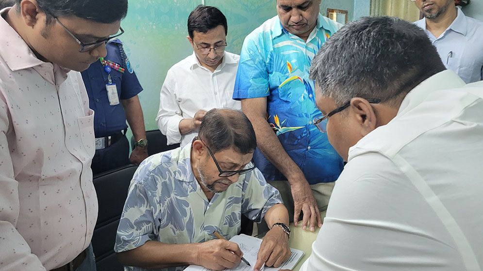 রাজৈর উপজেলা স্বাস্থ্য কমপ্লেক্স হঠাৎ পরিদর্শনে স্বাস্থ্যমন্ত্রী