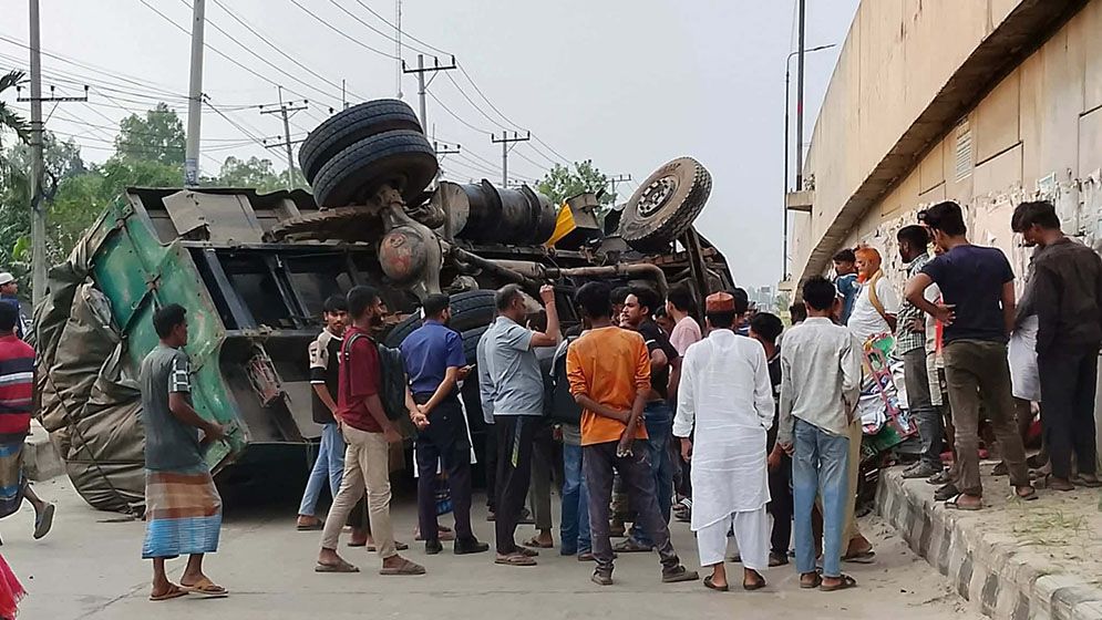 মহাসড়কে ট্রাক উল্টে প্রাণ গেল অটোচালকের