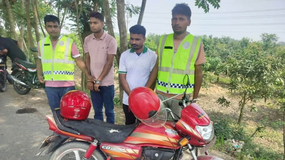 নিয়ামতপুরে ২০০ গ্রাম হেরোইনসহ ২ জন আটক