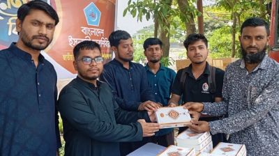 শিক্ষার্থীদের মাঝে শিবিরের কুরআন উপহার