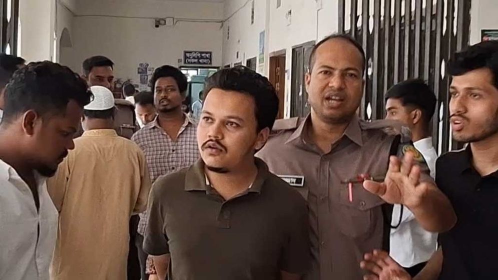 টিএসসিতে মিছিল থেকে গ্রেফতার নিষিদ্ধ ছাত্রলীগ নেতাসহ দুইজন রিমান্ডে