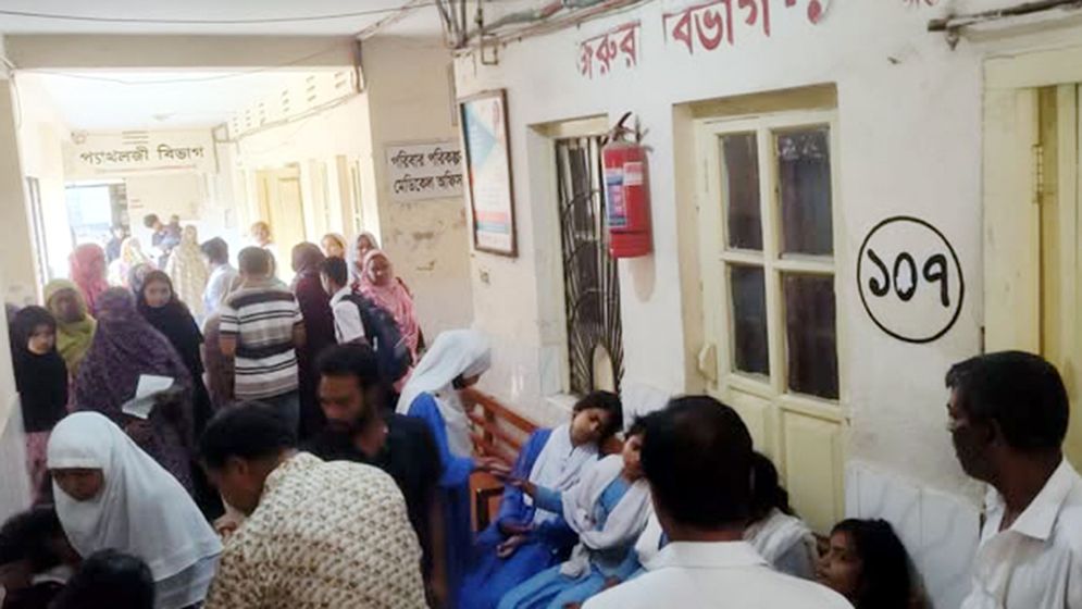 ‘উকুননাশক ওষুধের গ্যাসে’ ৬৫ শিক্ষার্থী অসুস্থ
