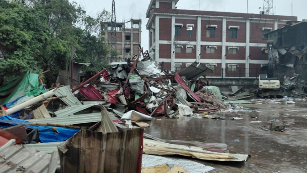 হাজী সেলিমের ২০ বছরের অবৈধ স্থাপনা গুড়িয়ে দিল ঢাকা জেলা প্রশাসন