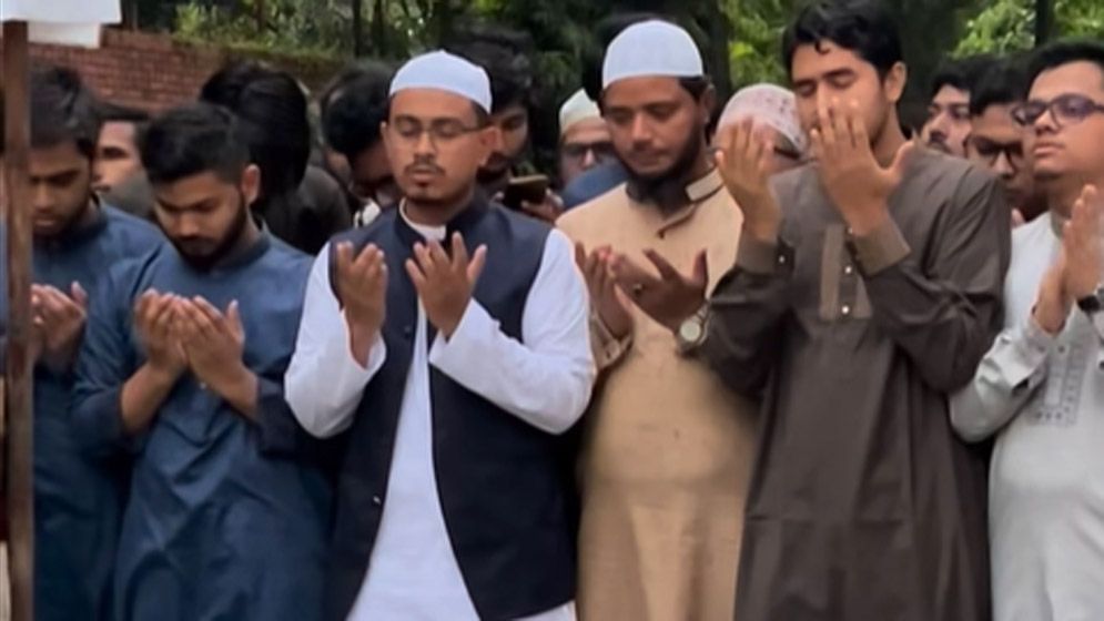 আকদ শেষে অতিথিদের নিয়ে ওসমান হাদির কবরে সাদিক কায়েম