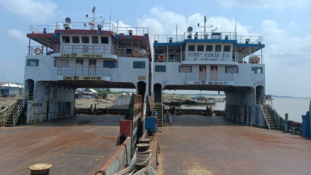 চিলমারী-রৌমারী রুটে ফেরি চলাচল শুরু
