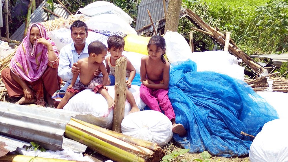 এক ঘুর্ণি পাকেই উড়ে গেল বসতঘর