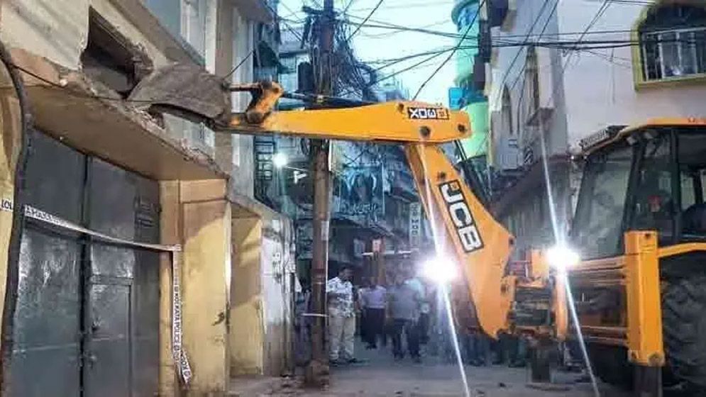 কলকাতায়ও শুরু হলো বুলডোজার অভিযান
