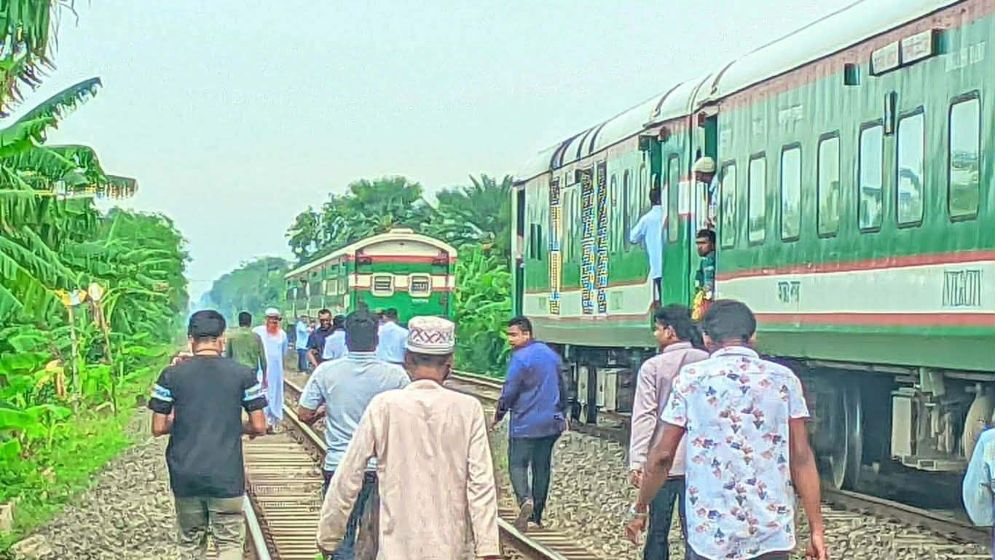 চলন্ত ট্রেনের চারটি বগি বিচ্ছিন্ন