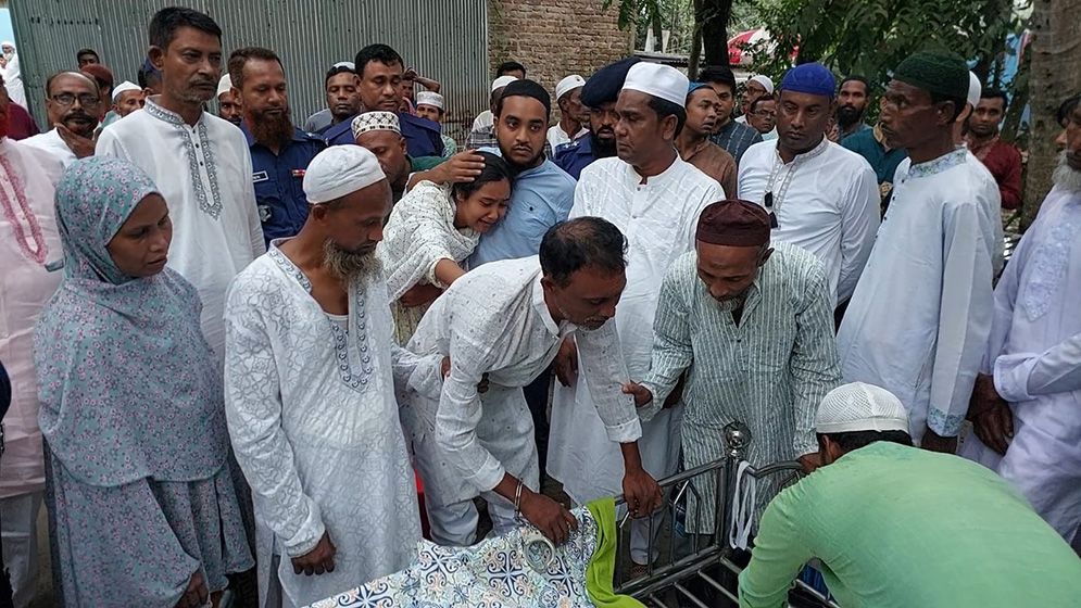 প্যারোলে এলেও মায়ের জানাজায় অংশ নিতে পারেননি যুবলীগ নেতা