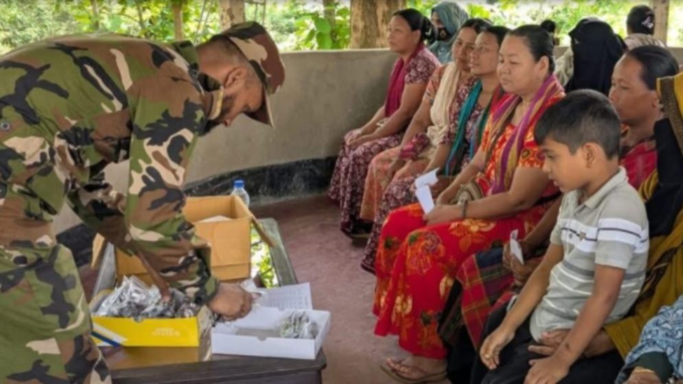 খাগড়াছড়িতে অসহায় রোগীদের মাঝে সেনাবাহিনীর ওষুধ বিতরণ