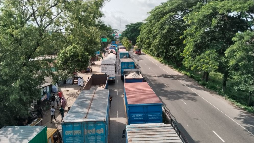 ঢাকা-চট্টগ্রাম মহাসড়কে ১৩ কিলোমিটার যানজট, ভোগান্তিতে যাত্রীরা