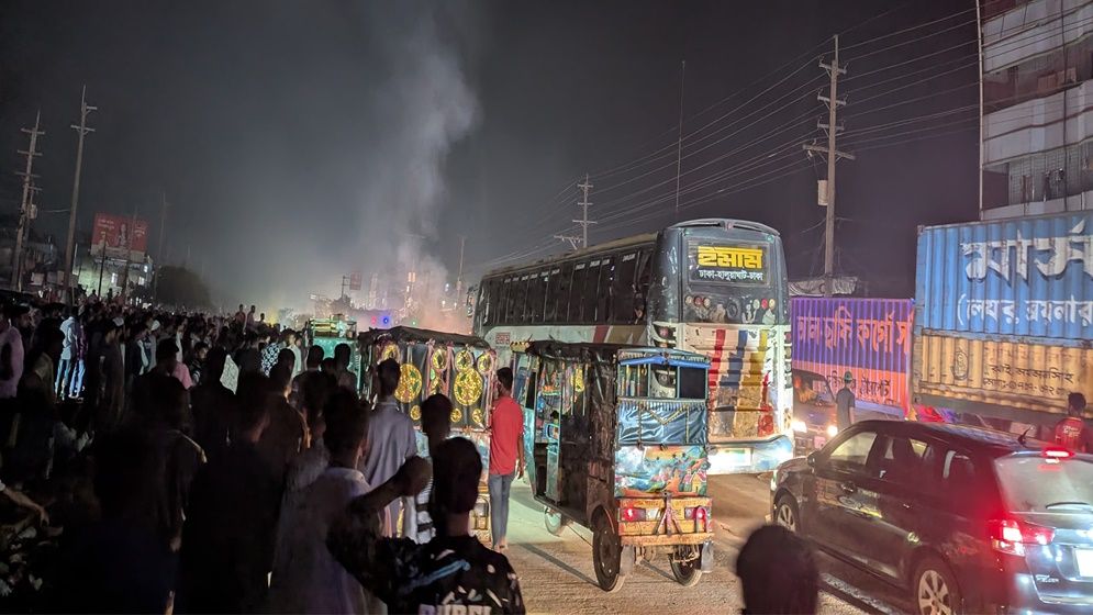 ভালুকায় ব্যবসায়ীদের ধাওয়া খেয়ে পালালেন ইউএনও, গানম্যান আহত