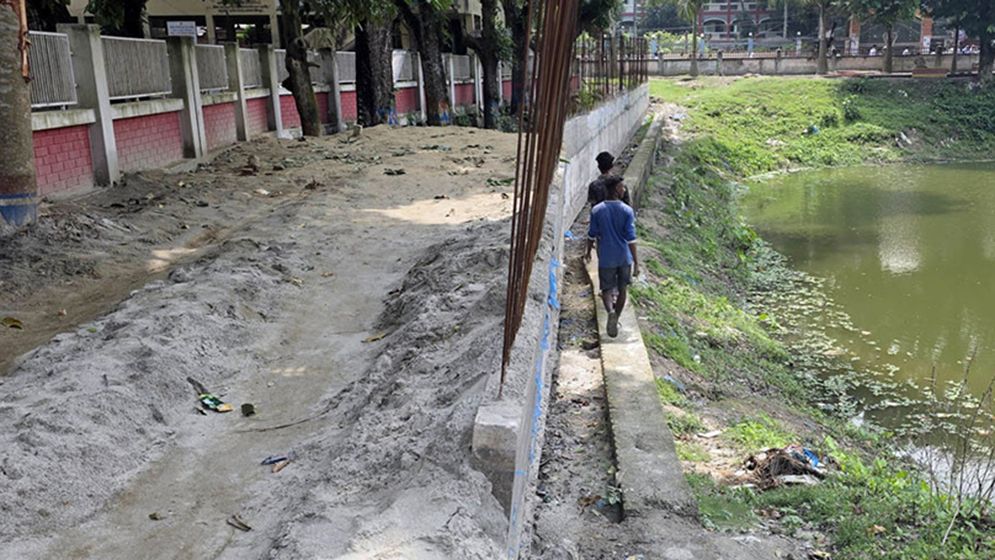 কাজ শেষ না হতেই হেলে পড়ল গাইড ওয়াল