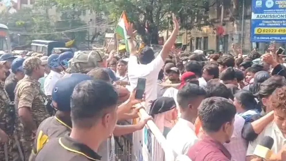 বুলডোজার অভিযানের প্রতিবাদে উত্তাল কলকাতা