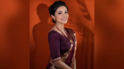 মেরুন শাড়িতে মুগ্ধতা ছড়ালেন ফারিণ