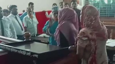 আদালতে ২ আইনজীবীর সংঘর্ষ-জুতা নিক্ষেপ, শোকজ