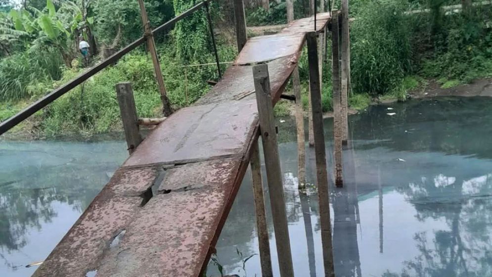 ধামরাইয়ে খালে লোহার জরাজীর্ণ সেতু, ঝুঁকিতে শিক্ষার্থী পথচারী
