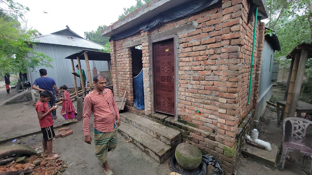 রাস্তার ইট তুলে বাথরুম নির্মাণের অভিযোগ ইউপি সদস্যের বিরুদ্ধে