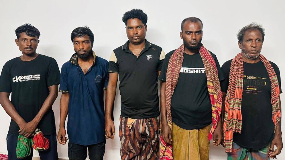 সুন্দরবনে দস্যু সুমন বাহিনীর আত্মসমর্পণ