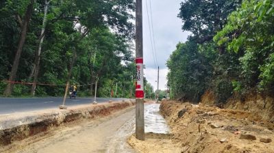 রাস্তার মাঝে বৈদ্যুতিক খুঁটি রেখেই চলছে নির্মাণকাজ