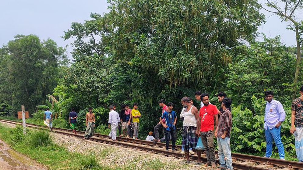 ‘মিস ইউ অল’ লিখে ট্রেনের নিচে যুবকের ঝাঁপ
