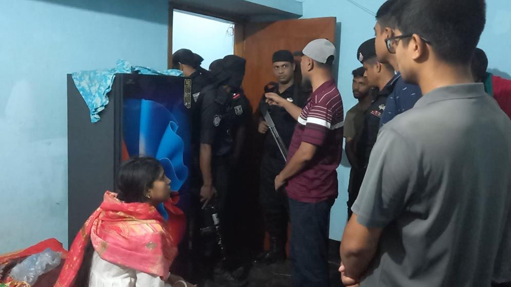 সন্তান-স্ত্রী নিয়ে আত্মহত্যা করেছেন চিন্ময়