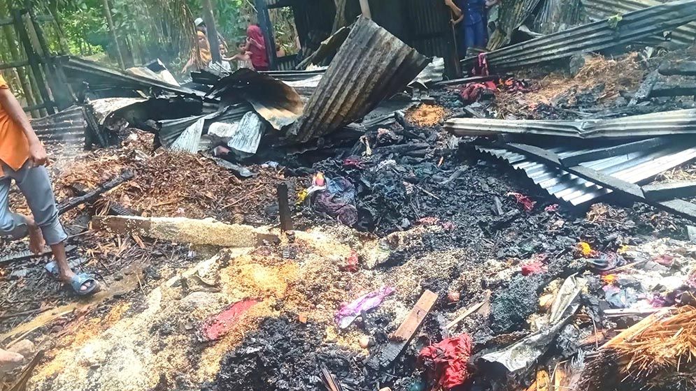 দৌলতখানে চুলার আগুনে বসতঘর পুড়ে ছাই