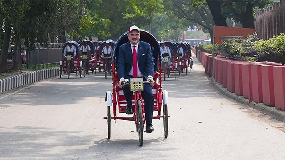 ঢাকার রাস্তায় রিকশাচালক মার্কিন রাষ্ট্রদূত!