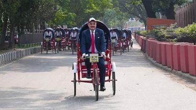 ঢাকার রাস্তায় রিকশাচালক মার্কিন রাষ্ট্রদূত!