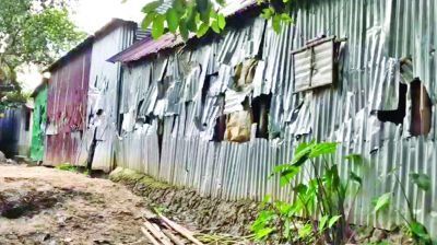 রামদার কোপে ক্ষতবিক্ষত গরিবের অর্ধশত ঘর
