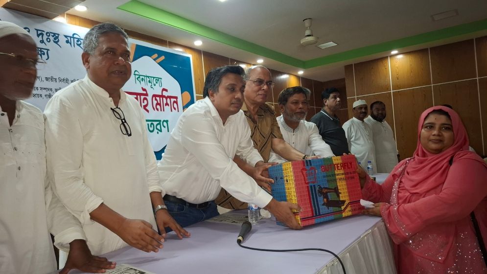 গাজীপুরে ৮০ নারী পেলেন জেলা পরিষদের সেলাই মেশিন