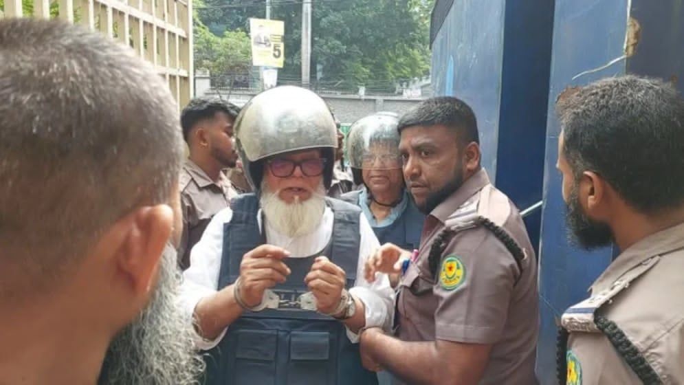 ‘এই গরমে মরেই যাবো’ প্রিজনভ্যানে সালমান এফ রহমান