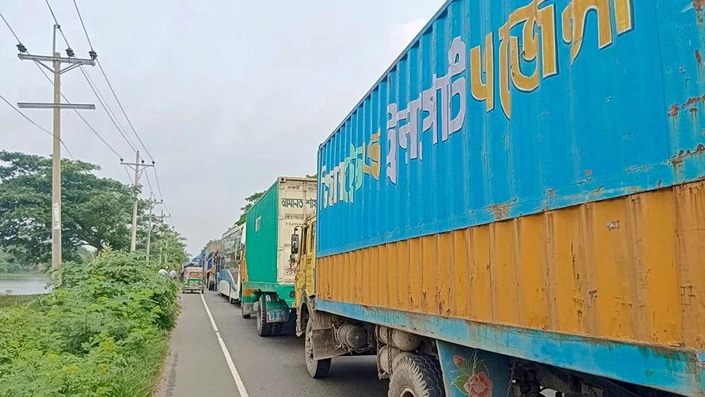 কুমিল্লা মহাসড়কে ১০ কিলোমিটার যানজটে ভোগান্তি