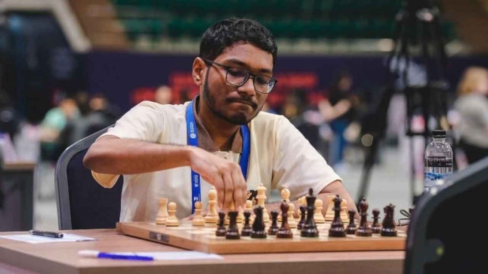 ফাহাদের হাতে চ্যাম্পিয়ন ট্রফি ও গ্র্যান্ডমাস্টার নর্ম