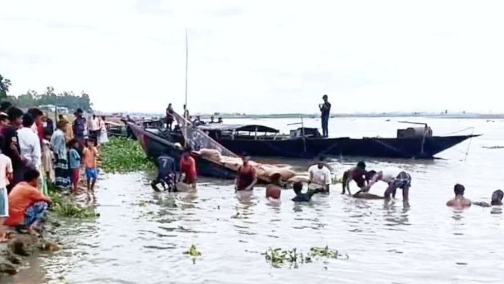 ফুলছড়িতে ভিজিএফের চালবোঝাই নৌকাডুবি