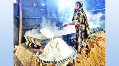 স্বরূপকাঠিতে মাটি সিদ্ধ করে লবণ