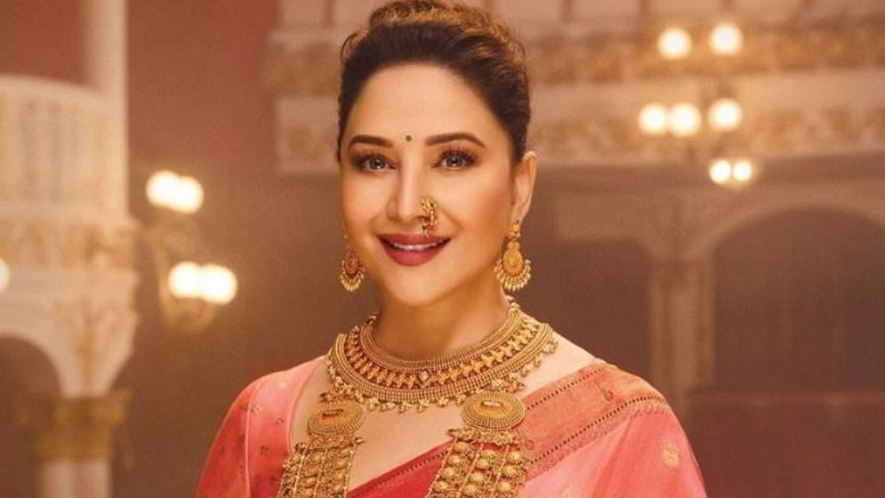 ‘পোশাক ধার করে শুটিং করেছিলেন মাধুরী’