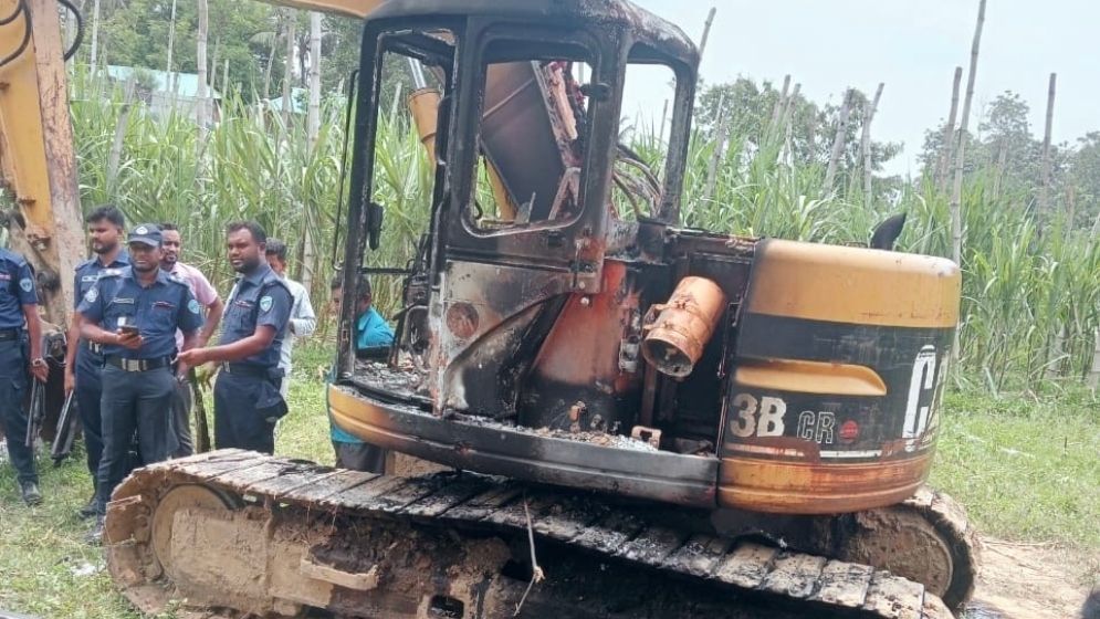 খাল খননকাজে ব্যবহৃত স্কেভেটর পুড়িয়ে দিয়েছে দুর্বৃত্তরা