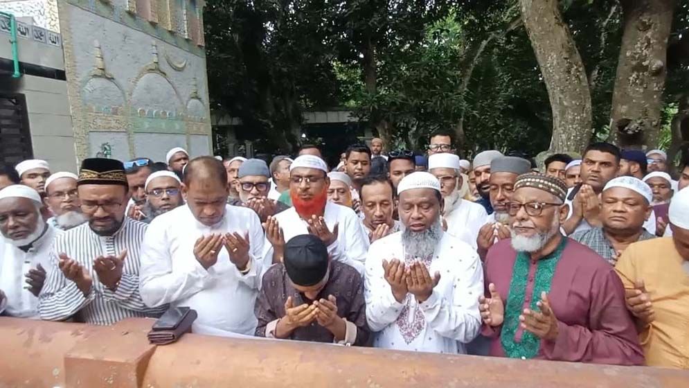 রামিসার কবর জিয়ারতে এসে কান্নায় ভেঙে পড়লেন এমপি শেখ আব্দুল্লাহ