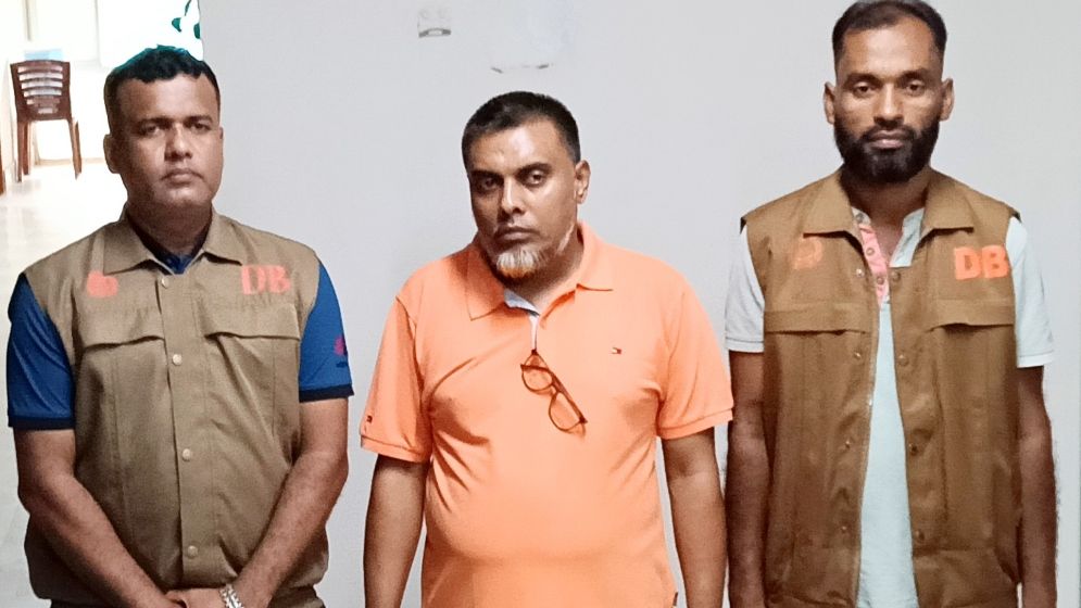 প্রধানমন্ত্রীর এপিএস সেজে তদবির-নিয়োগ বাণিজ্য, অতঃপর...