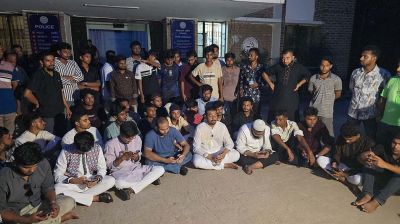 হামলার ঘটনায় মামলা না নেওয়ায় থানায় অবস্থান নাসীরুদ্দীন পাটওয়ারীর