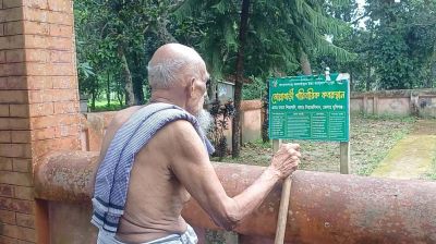 শিশু রামিসার কবরের পাশে দাদার অপেক্ষা