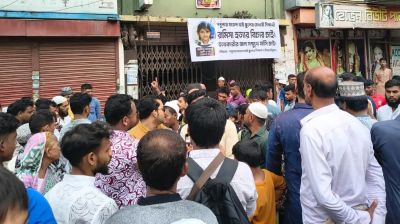 পল্লবীতে রামিসার বাসার সামনে বিক্ষোভ, কুলখানির জন্য ঢাকা ছাড়লেন বাবা-মা